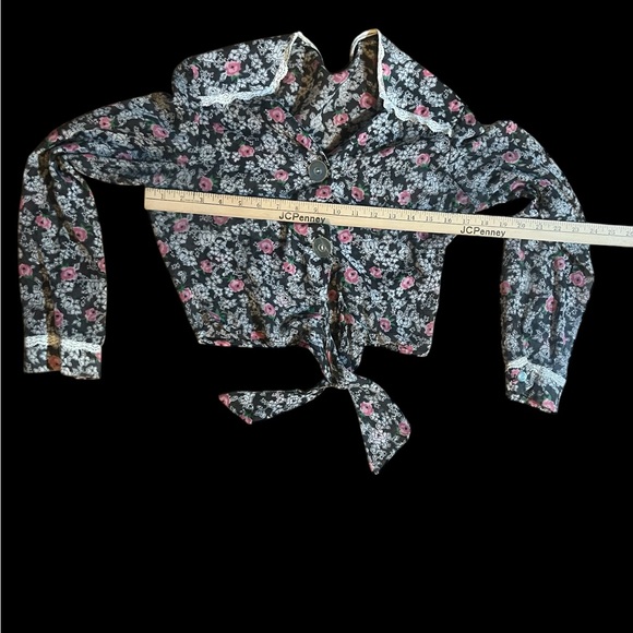 It’d Be A Lot Cooler If You Did Buy This Vintage Floral Tie and Button Top - Picture 5 of 6